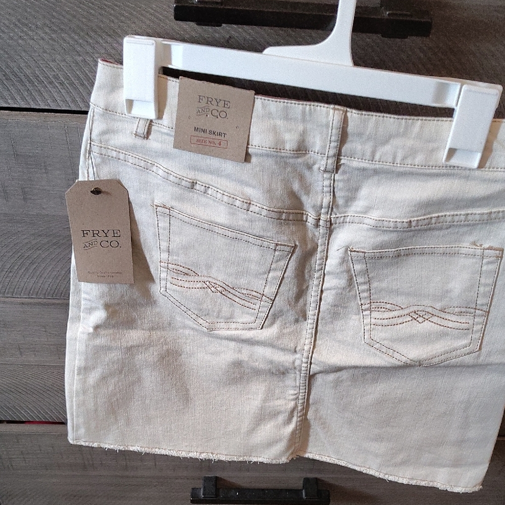 FRYE AND CO. Cream Mini Skirt